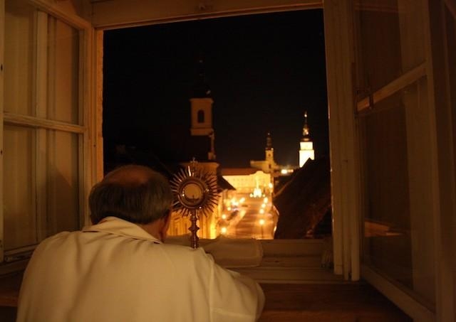 Arcibiskup Orosch požehnáva Trnavu sviatosťou vždy o polnoci