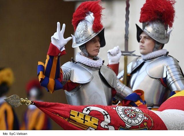 Jedenásti členovia Švajčiarskej gardy v Ríme majú COVID-19