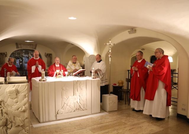 Biskupi boli pri hrobe sv. Petra a hovorili o aktuálnej situácii na Slovensku
