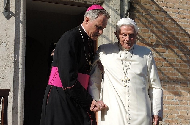 Vatikánsky týždenník: Benedikt XVI. oslávil 94. narodeniny