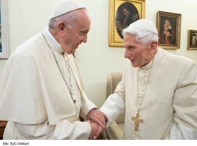 Pápež František i jeho predchodca sú zaočkovaní