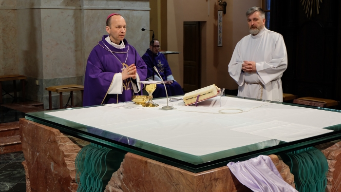 Krížová cesta s biskupom Jozefom Haľkom je už dostupná v e-shope