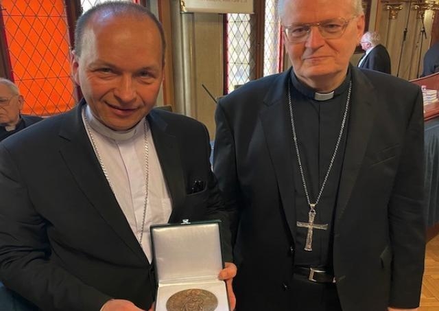 Bratislavský pomocný biskup Jozef Haľko si v Budapešti prevzal Cenu Stephanus 