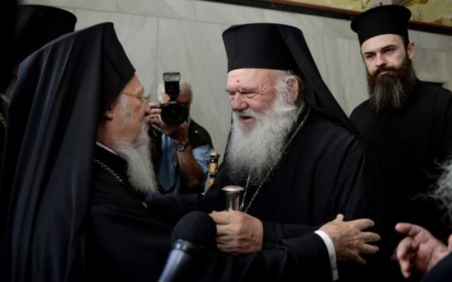 Grécka pravoslávna cirkev je pod tlakom