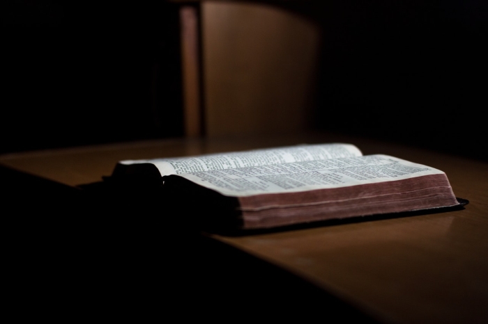 Nový kostarický prezident osobne kúpil Bibliu pre svoje uvedenie do úradu
