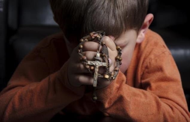 Vitaj doma, rodina: modlitba ruženca a nové technológie v školách