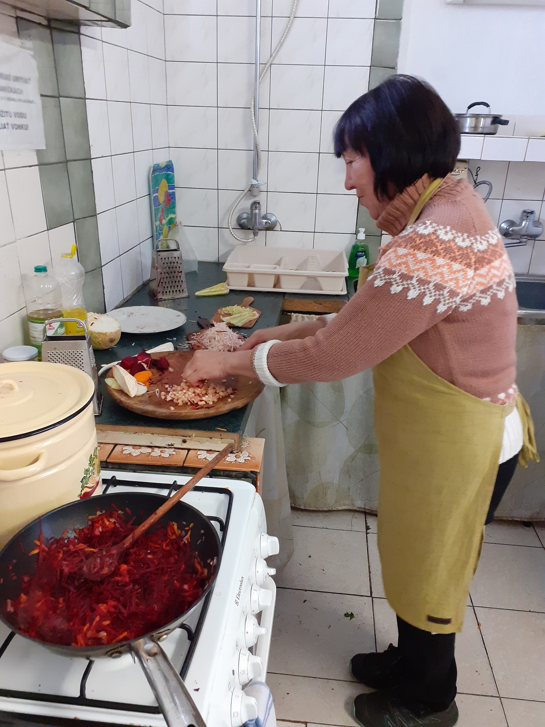 Hlavná kuchárka pani Nadežda varí tradičný ukrajinský boršč.