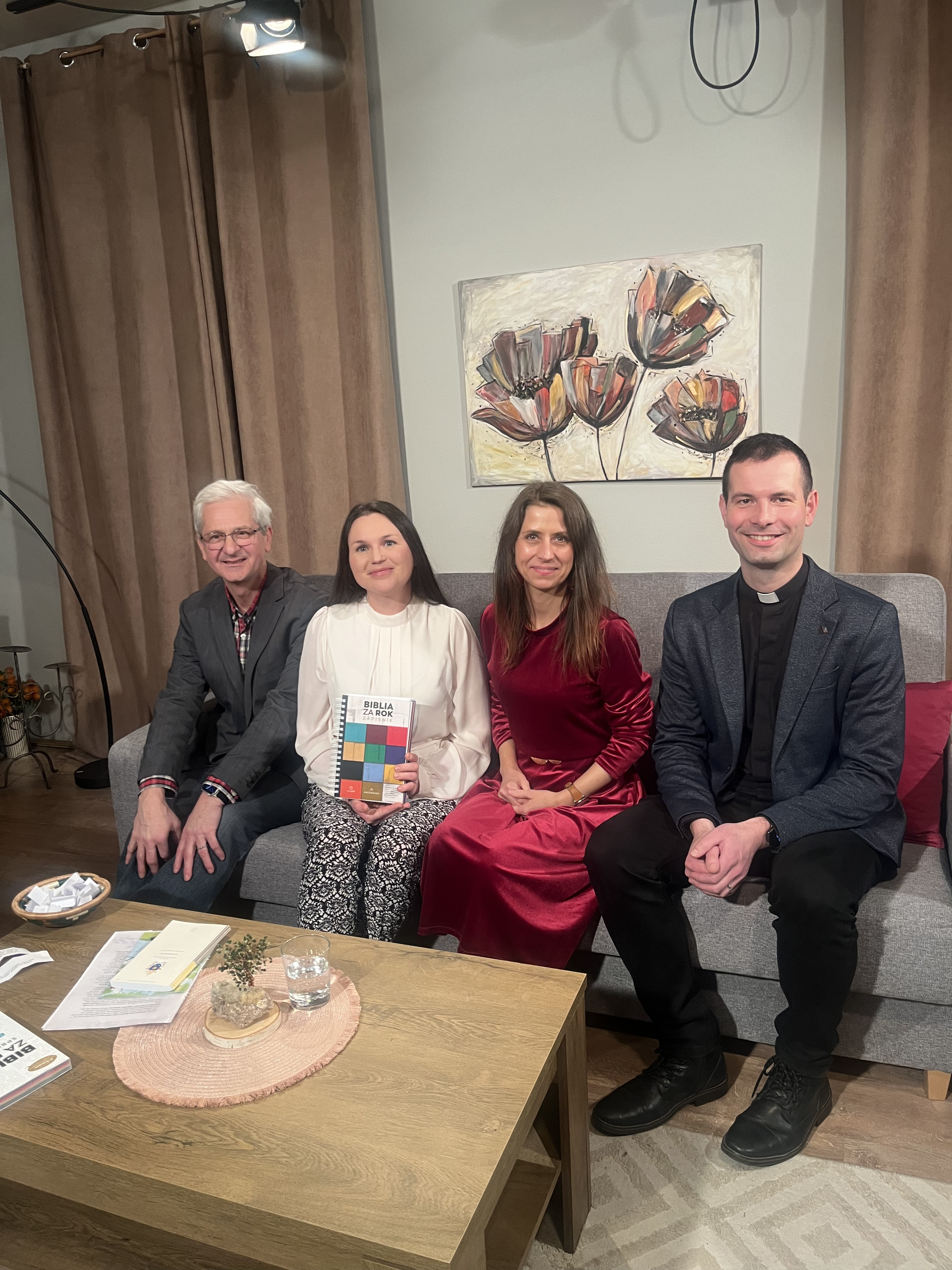 Tím prípravy podcastu tvoria T. Miždoš, O. Kotorová, J. Pytelová a otec Patrik Taraj. Vďaka ich spoločnému úsiliu môže Božie slovo denne prichádzať priamo k vám.