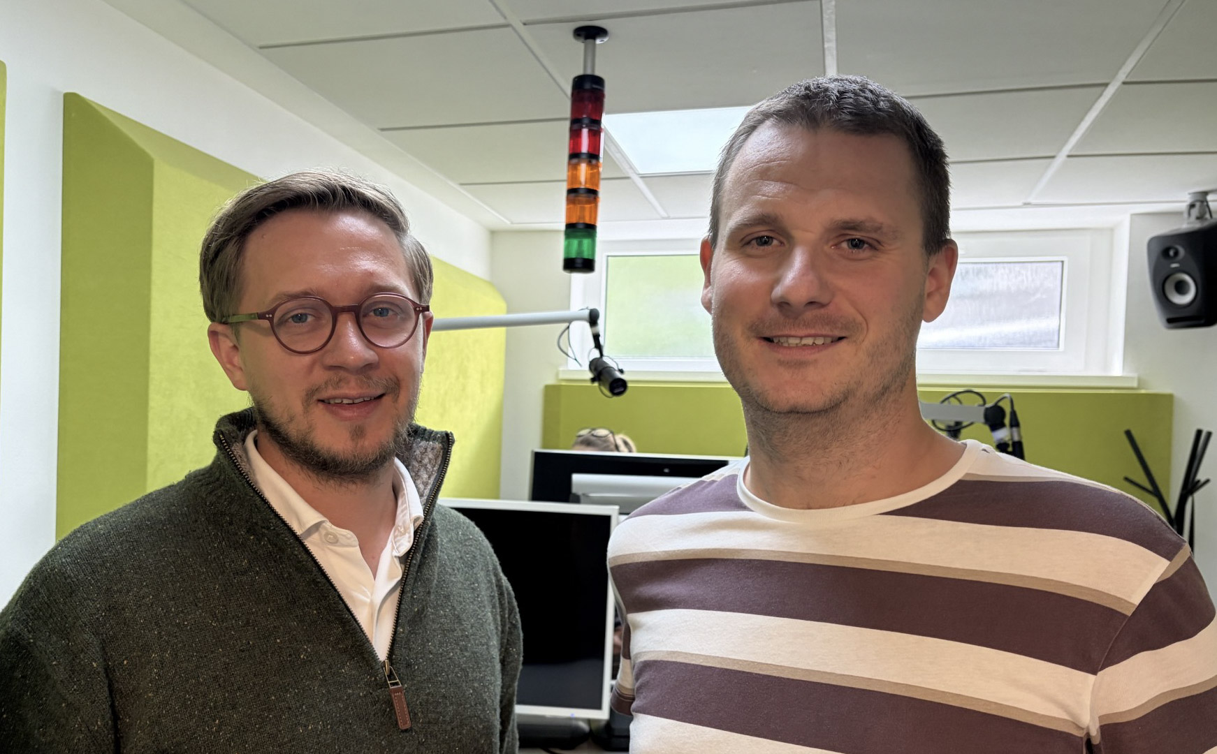 Riaditeľ internátu Svoradov František Bartek s moderátorom Jánom Heribanom (Foto: Rádio LUMEN)