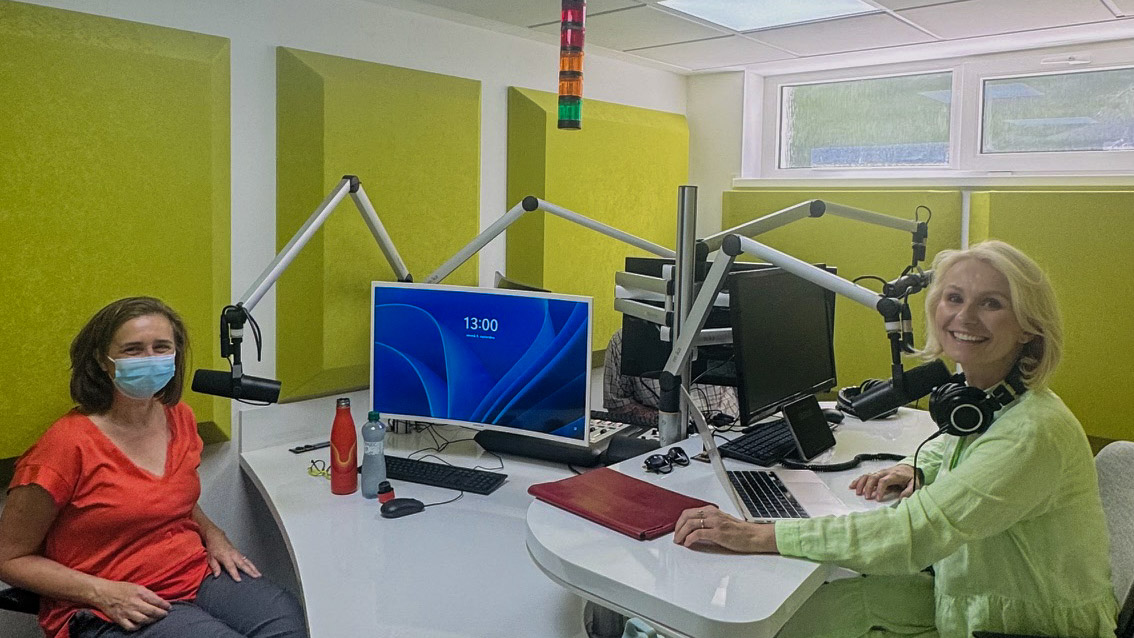 Profesionálna rozprávačka Martina Jánošíková a moderátorka Andrea Poláčková v štúdiu počas vysielania relácie Pri jednom stole. Foto: Rádio LUMEN