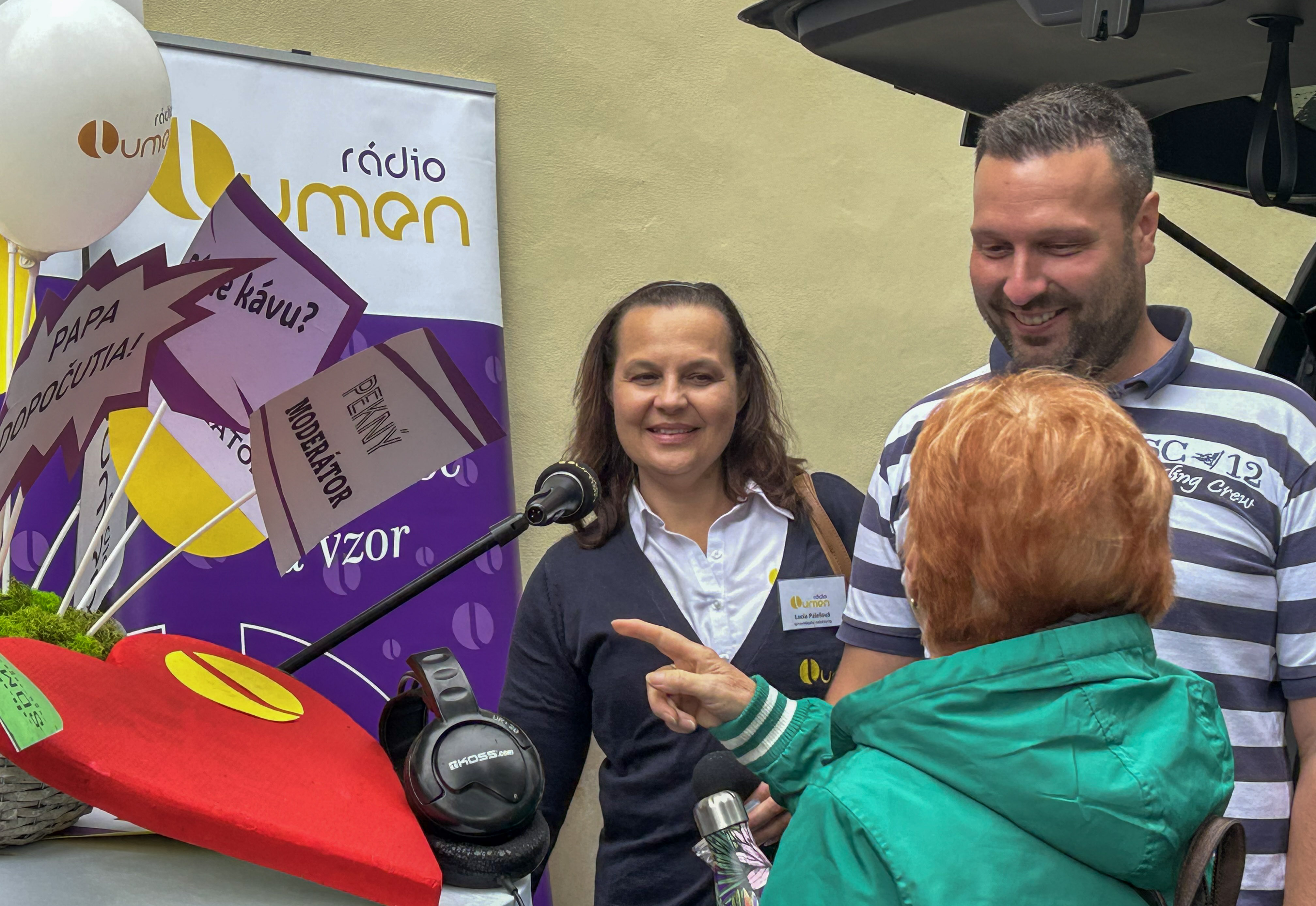 Spravodajkyňa Lucia Pálešová a hudobný redaktor Jakub Akurátny v rozhovore s jednou z poslucháčok.(Foto: Rádio LUMEN)