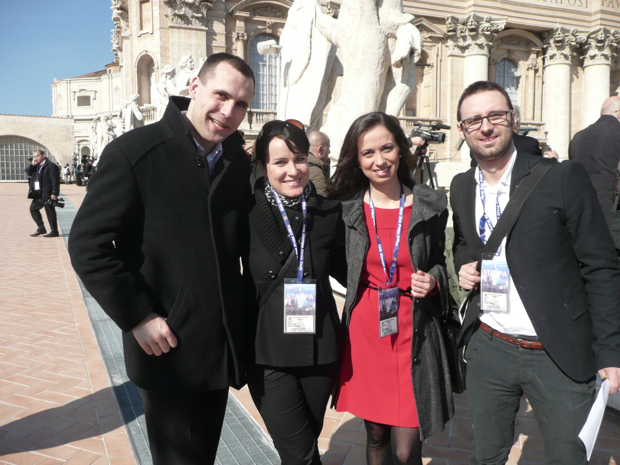 Júlia Kavecká (druhá zľava) s kolegami z iných médií vo Vatikáne