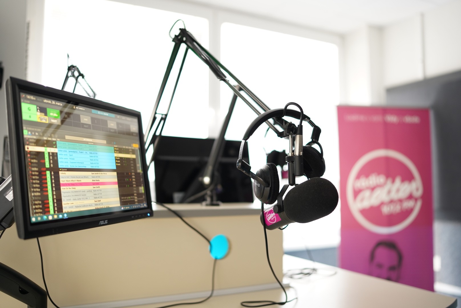Rádio predstavuje najbezpečnejšiu voľbu. Vodičom doručí kompletný mix hudby, správ a dopravného servisu bez toho, aby museli čo i len na sekundu spustiť oči z cesty.