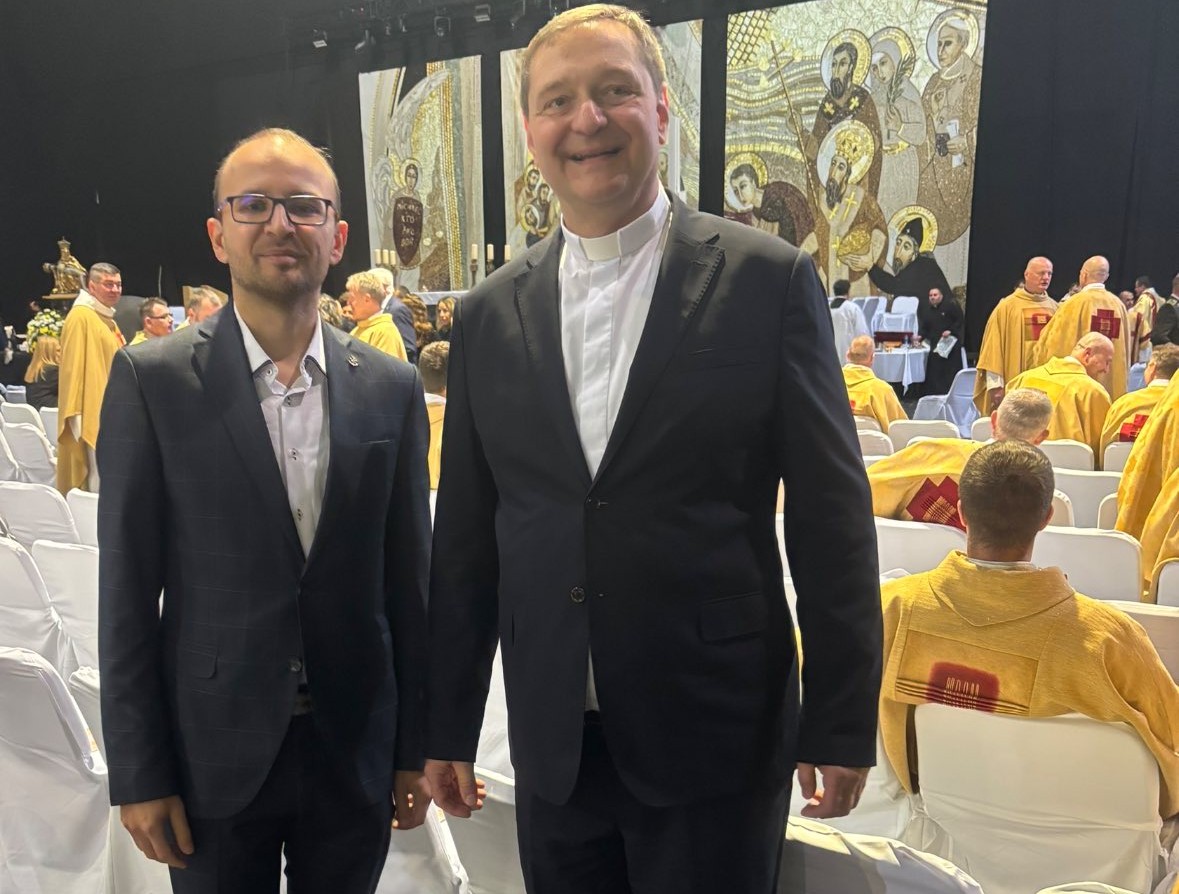 Biskup Pavol Šagjalík s konateľom Rádia LUMEN Ivom Novákom tesne pred vysviackou