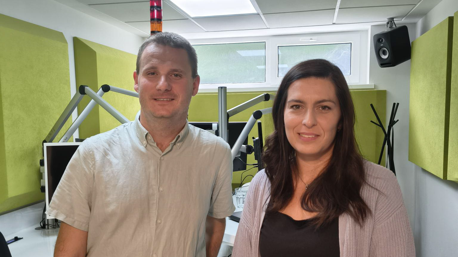 Moderátor Ján Heriban a Alena Novotná, jedna z organizátoriek  konferencie Esencia (Foto: Rádio LUMEN)