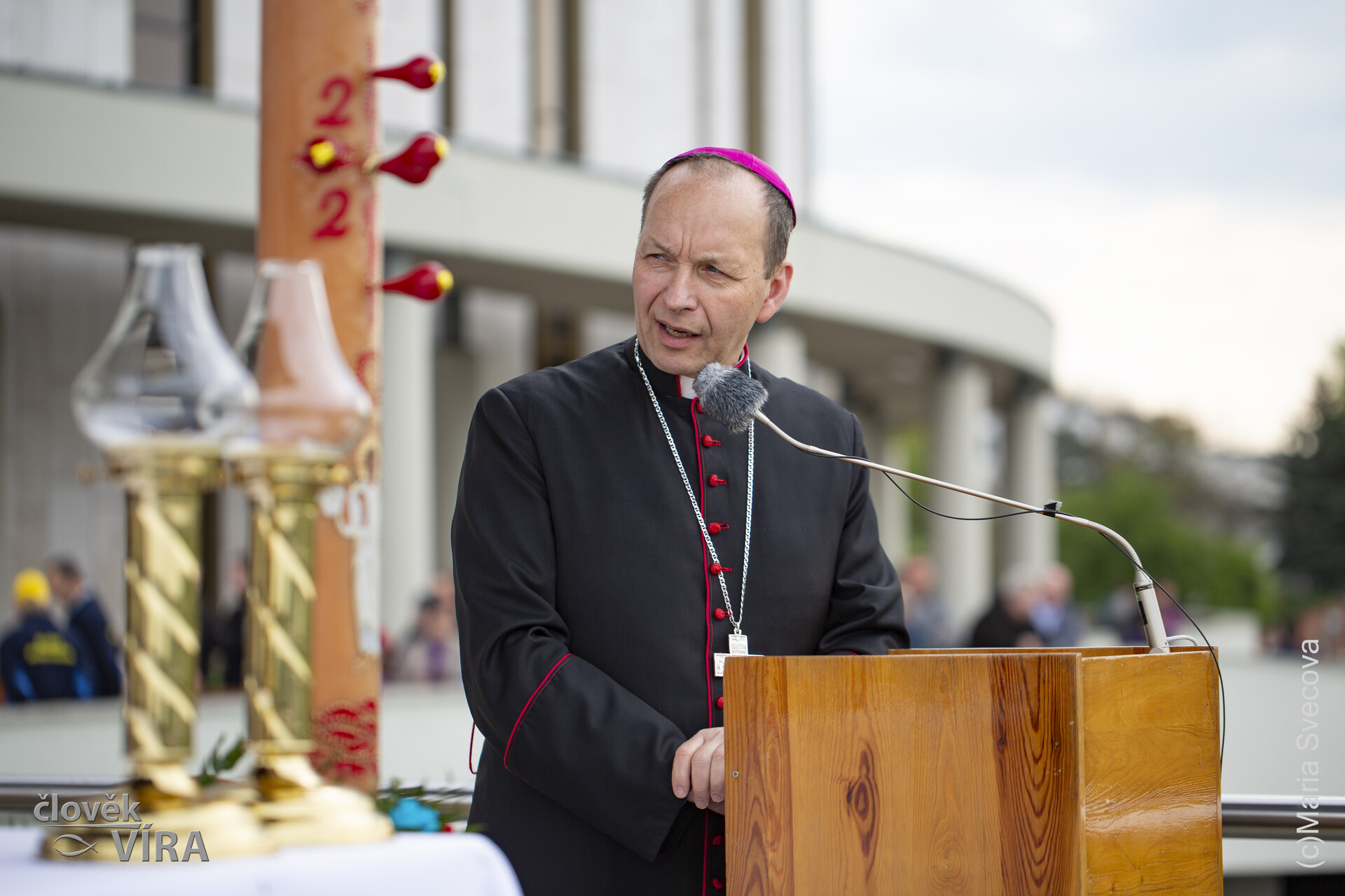 Hlavný celebrant svätej omše Mons. Jozef Haľko, bratislavský pomocný biskup